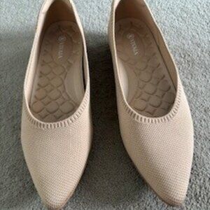 Vivaia Lightweight Pointed Ballet Flats (Aria Walker)